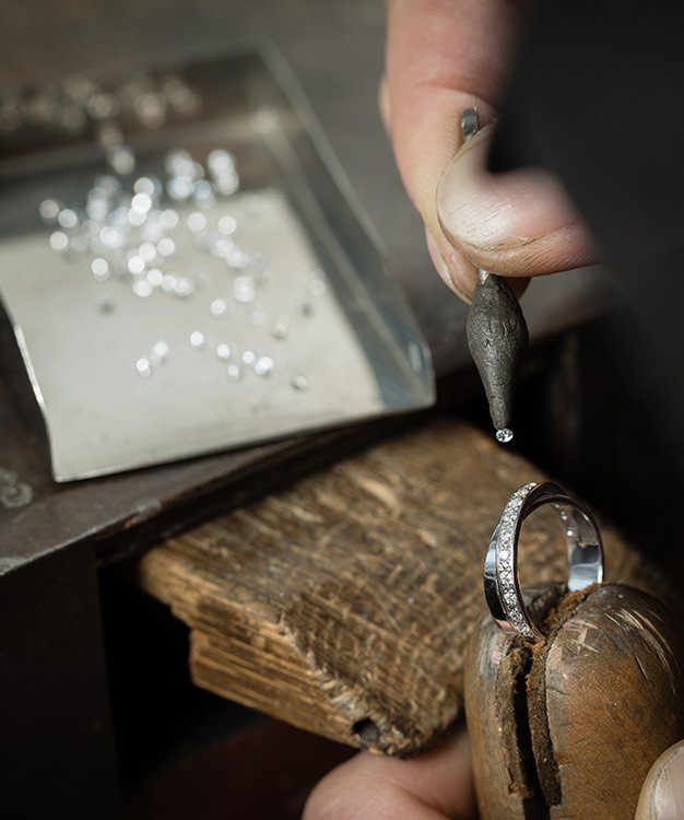 Craft,Jewelery,Making.,Ring,Repairing.,Putting,The,Diamond,On,The
